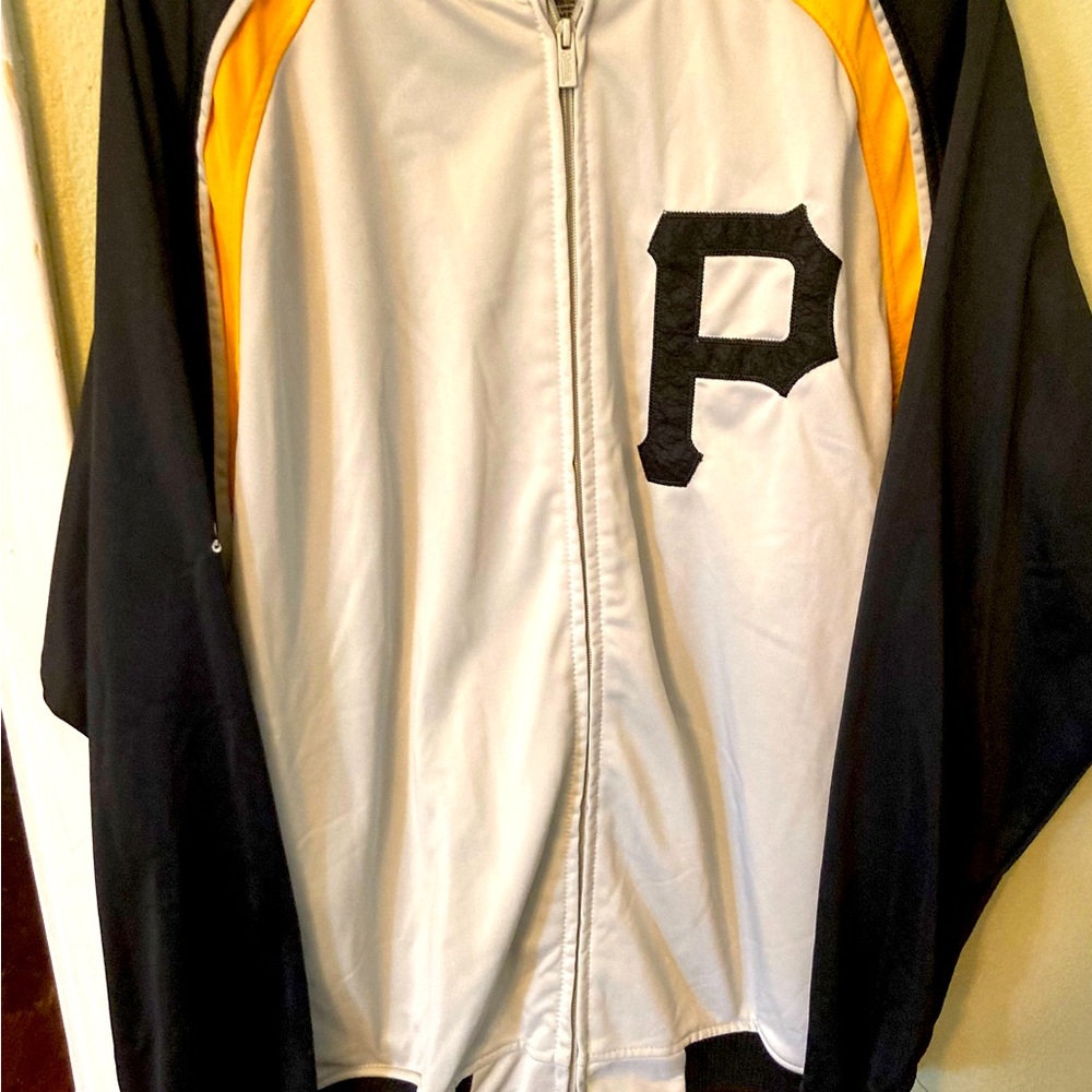 Pittsburgh Pirate Stitches jacket  we it’s nylon cuff and collar.Size Men L.